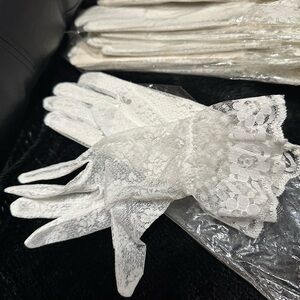 Delicate White Floral Lace Gloves